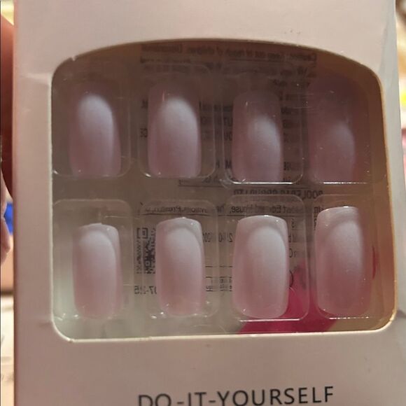 Assorted False Nail Sets - Picture 2 of 9